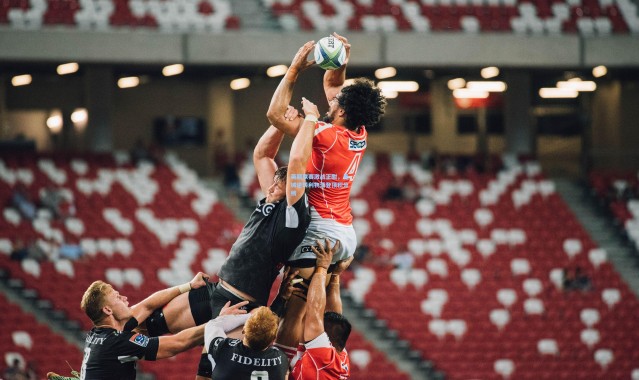 英超联赛激战正酣，曼城逆转利物浦登顶积分榜