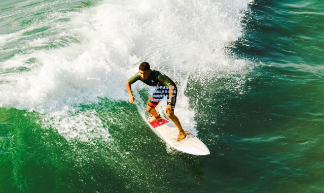 绿茵场外的速度传奇，邮报揭秘C罗天价车库，布加迪舰队与850万英镑的梦幻座驾